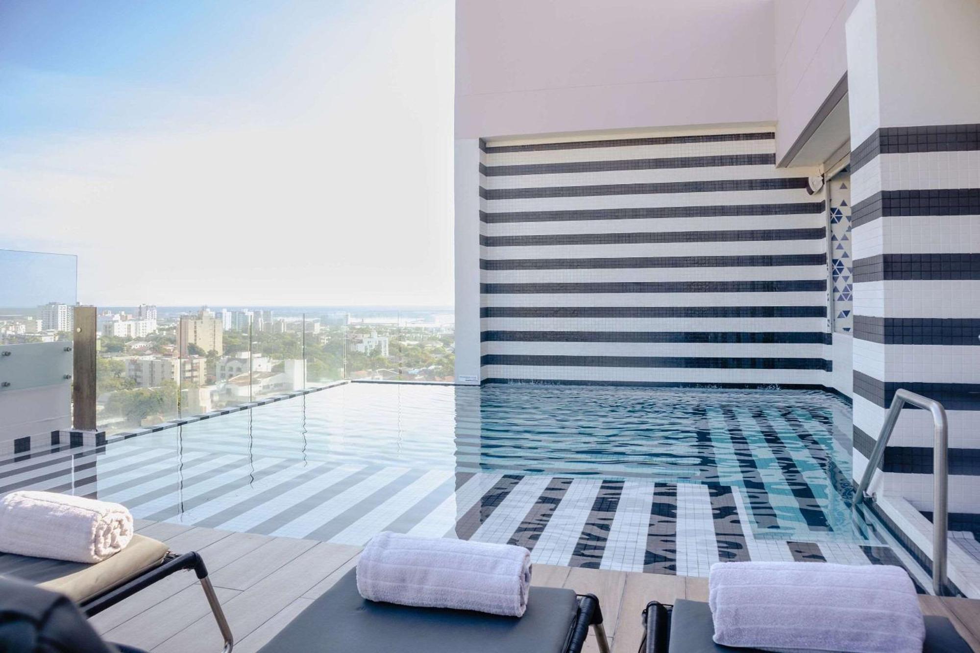 Отель Faranda Collection Barranquilla, A Member Of Radisson Individuals Барранкилья Экстерьер фото The rooftop pool at the hotel